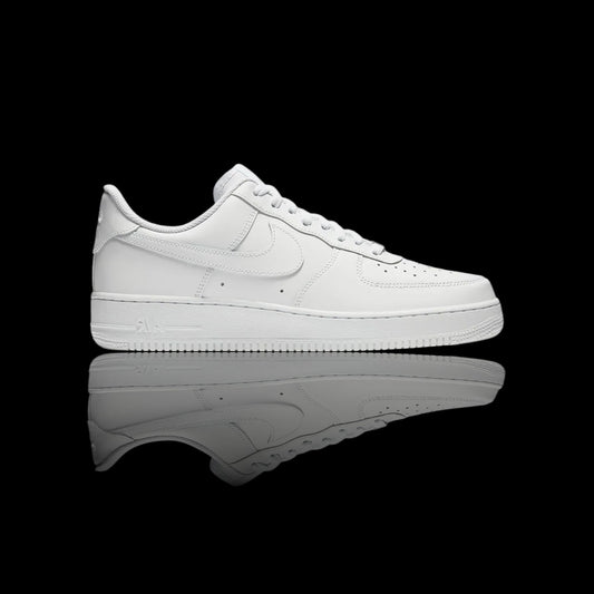 Tênis Nike Air Force 1 branco em couro sintético, com sola grossa e amortecimento Air. Design clássico e versátil.