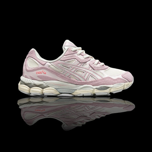 Tênis Asics Gel-NYC rosa e branco em camurça e mesh com tecnologia GEL para amortecimento.