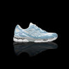 Tênis Asics Gel-NYC azul claro e branco com detalhes em camurça e malha, tecnologia GEL para amortecimento.