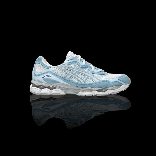 Tênis Asics Gel-NYC azul claro e branco com detalhes em camurça e malha, tecnologia GEL para amortecimento.