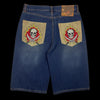 Bermuda jeans azul garimpo do madruga com bordados de caveira e espadas nos bolsos traseiros