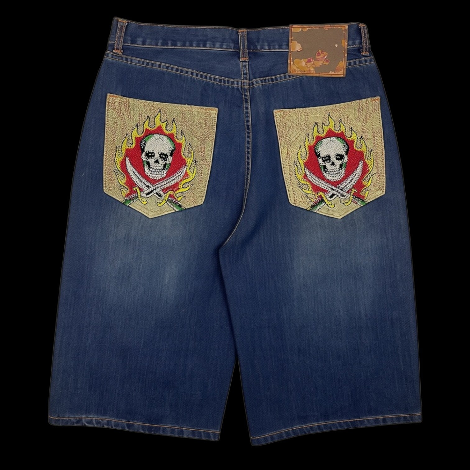 Bermuda jeans azul garimpo do madruga com bordados de caveira e espadas nos bolsos traseiros