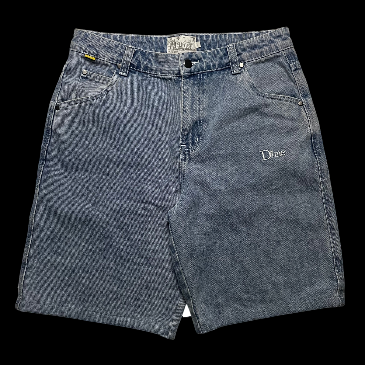 Bermuda jeans Dime azul com bordado da marca, disponível no garimpo do madruga, tamanho 42 em excelente estado.