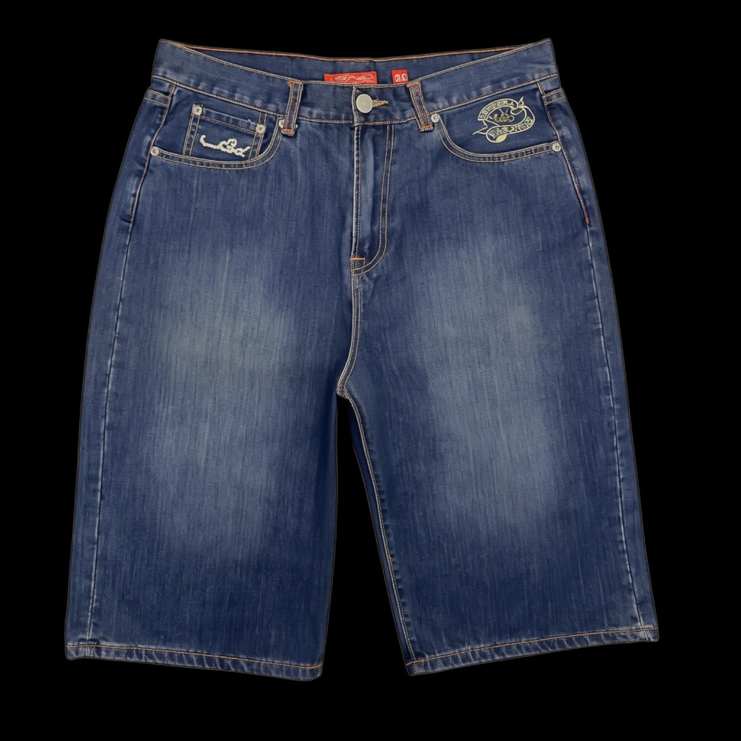 Bermuda jeans azul garimpo do madruga Ed Hardy com bordados nos bolsos frontais e lavagem clássica