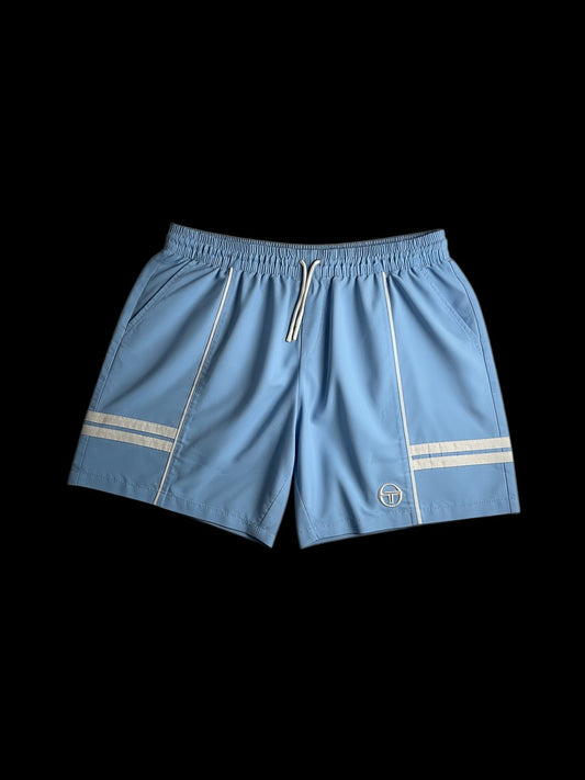 Bermuda azul claro da Sergio Tacchini com listras brancas laterais e logo bordado. Tamanho XL.