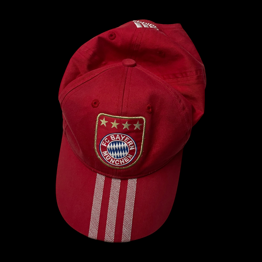 Boné vermelho Adidas x Bayern de Munique com ajuste traseiro, bordado do escudo e três listras brancas na aba