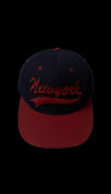 Boné New York NFL azul marinho e vermelho, com bordado "New York" em relevo.