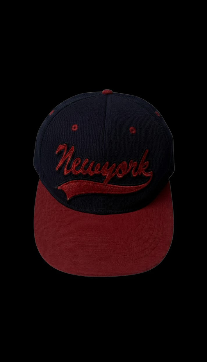 Boné New York NFL azul marinho e vermelho, com bordado "New York" em relevo.
