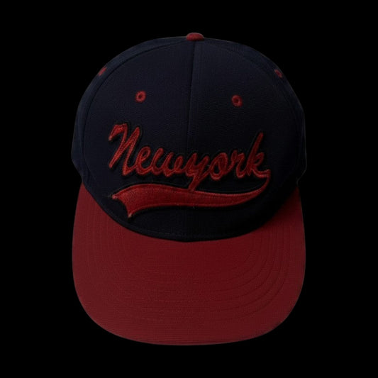 Boné New York NFL azul marinho e vermelho, com bordado "New York" em relevo.