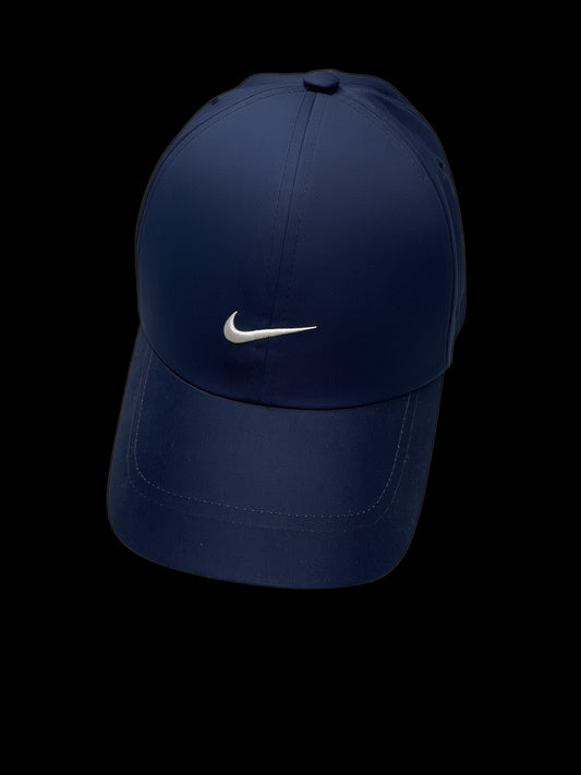 Boné Nike Dry Fit azul marinho com logo bordado, disponível na garimpo do madruga, tamanho adulto em estado novo.
