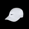 Boné Nike Featherlight Dri-fit preto e branco com logo Swoosh bordado. Ideal para corrida.
