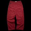 Calça jeans estilo carpenter vermelha da marca garimpo do madruga, modelo Zara com costuras reforçadas.