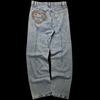 Calça jeans Carsicko garimpo do madruga em lavagem clara com detalhe de bolso traseiro em formato de coração bordado