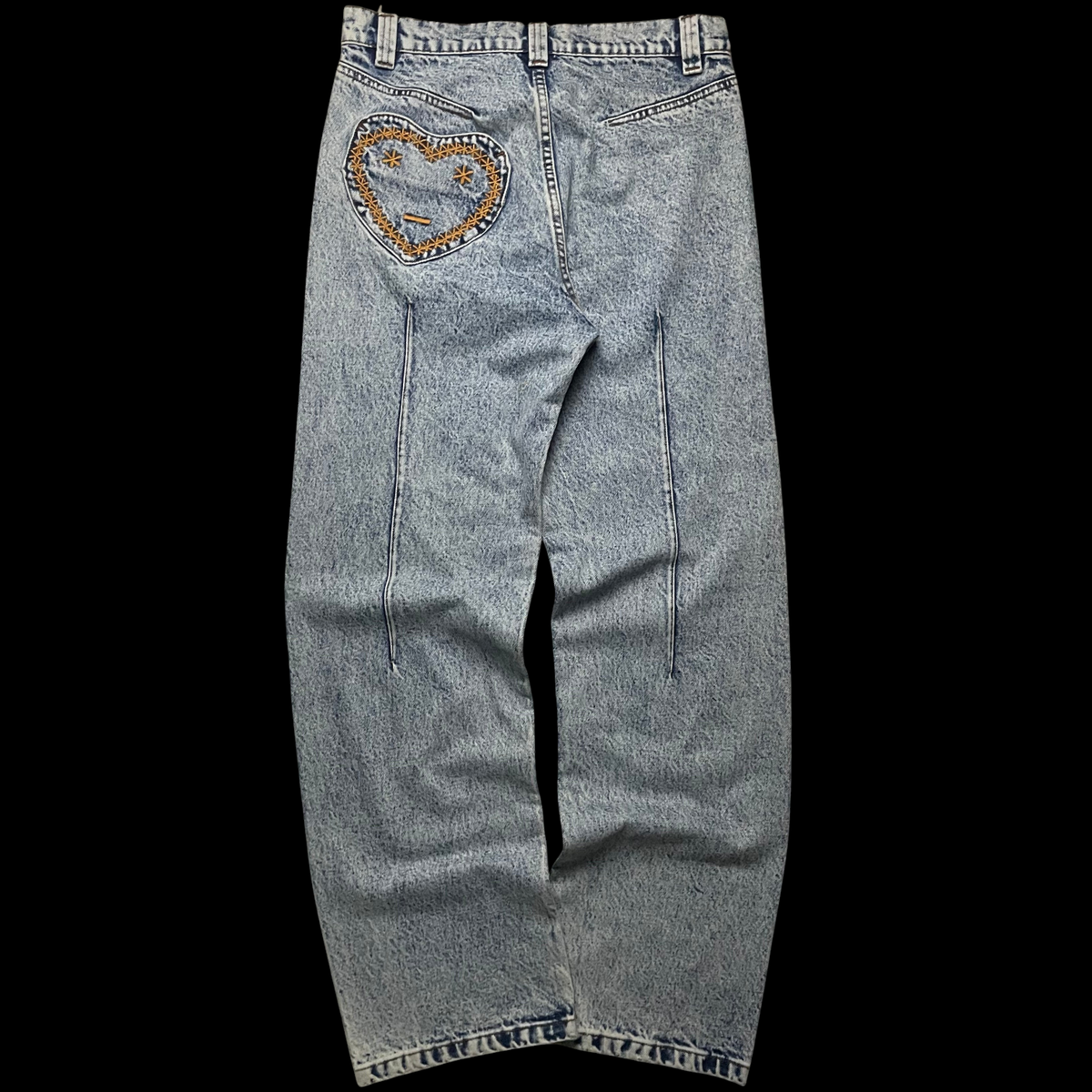 Calça jeans Carsicko garimpo do madruga em lavagem clara com detalhe de bolso traseiro em formato de coração bordado