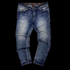 Calça jeans Rock Revival garimpo do madruga azul com lavagem estonada, costuras contrastantes e detalhes bordados