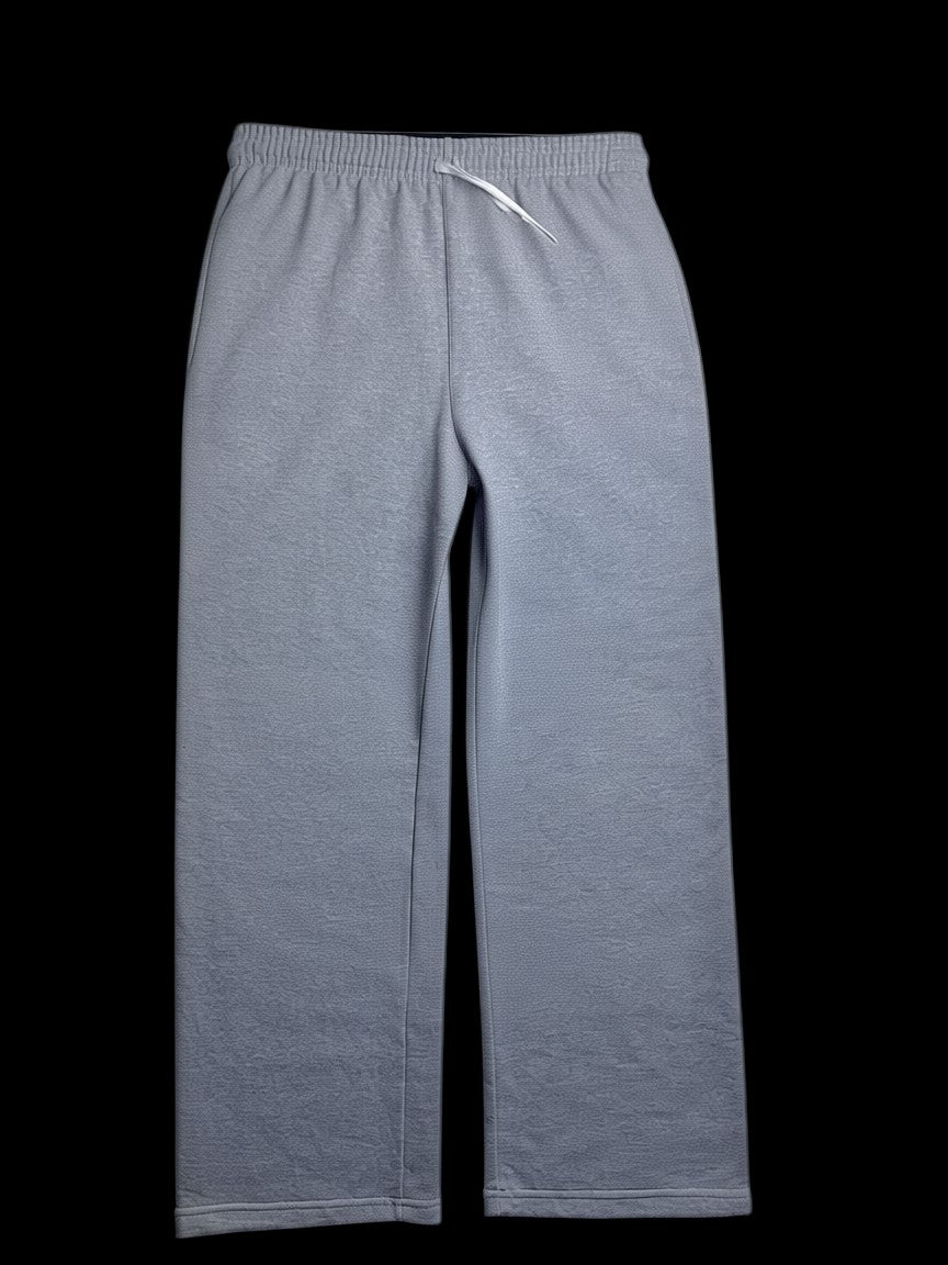 Calça moletom baggy cinza em tecido grosso da garimpo do madruga, com cordão branco e bolsos laterais.