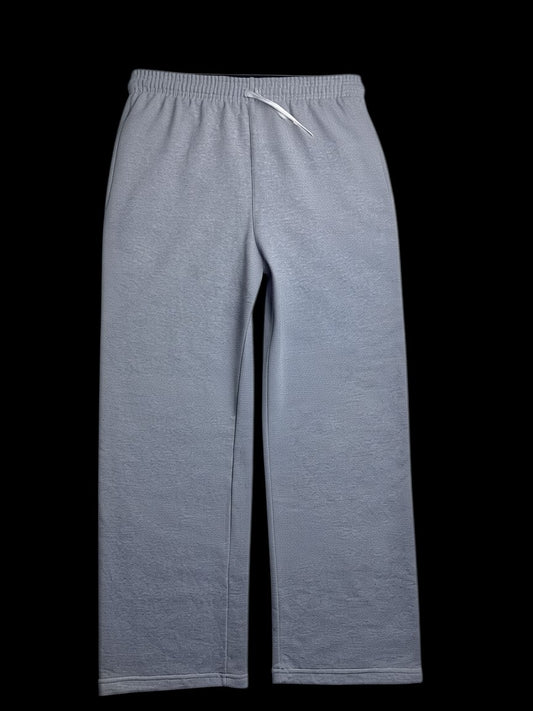 Calça moletom baggy cinza em tecido grosso da garimpo do madruga, com cordão branco e bolsos laterais.