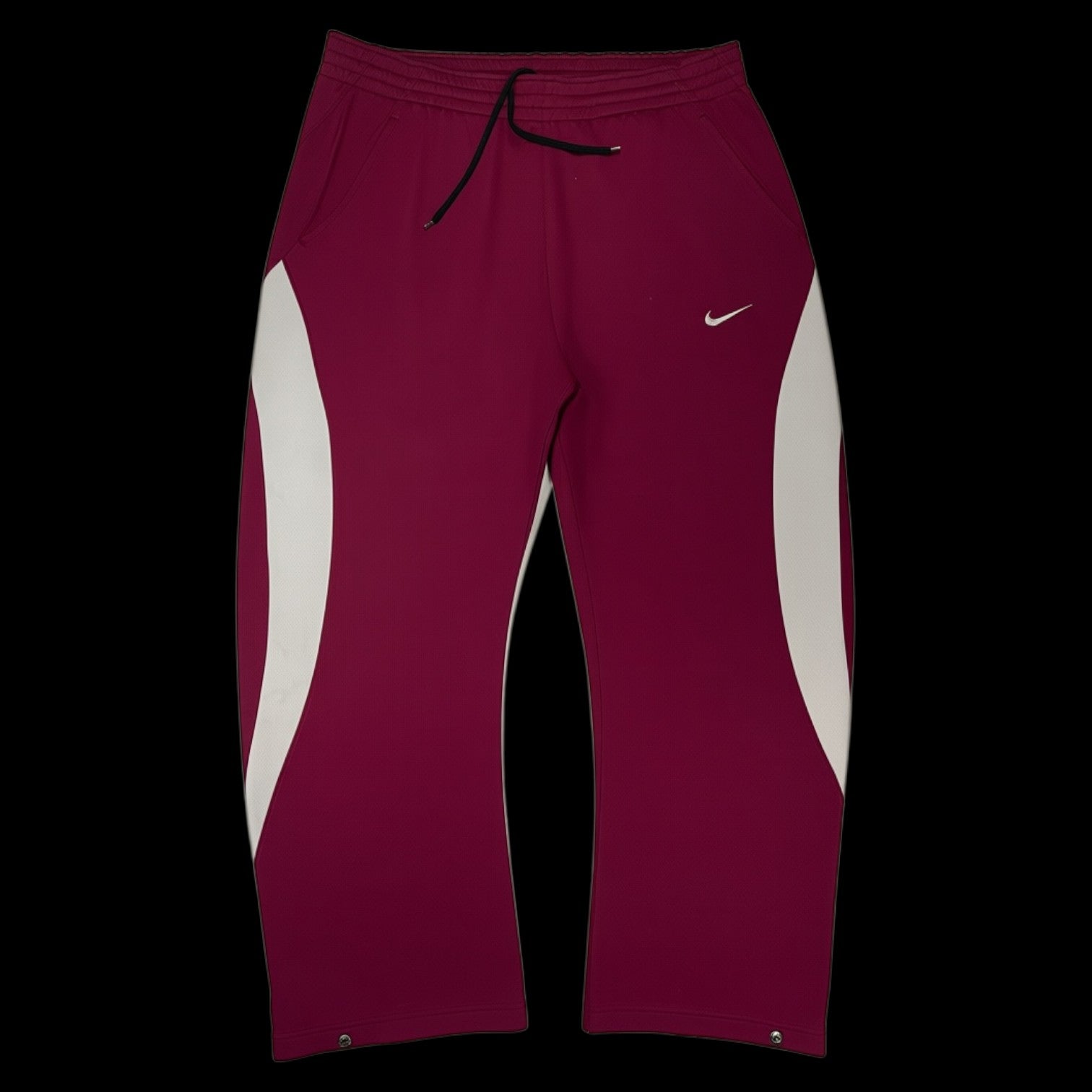 Calça Nike Pants garimpo do madruga na cor vinho com detalhes laterais brancos e cordão de ajuste na cintura
