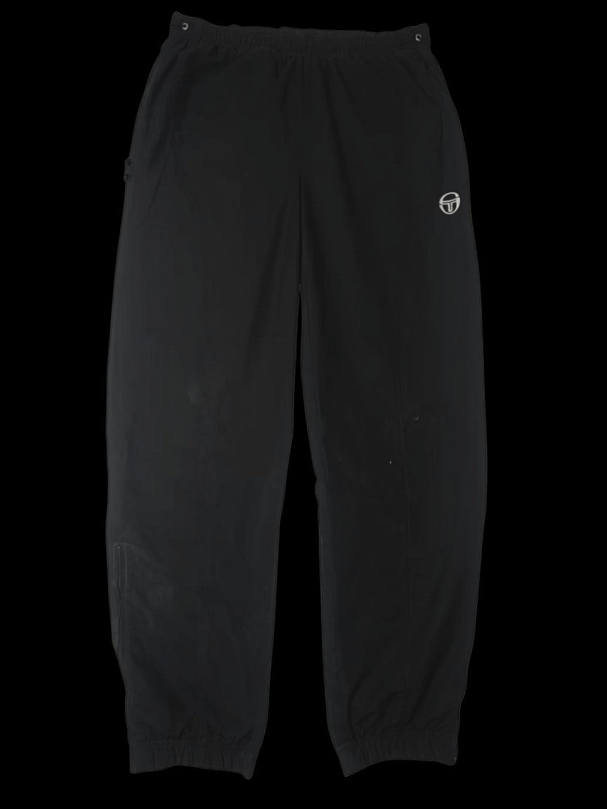 Calça preta de tactel da Sérgio Tacchini, tamanho G, com logo discreto na lateral e elástico na cintura e barra.