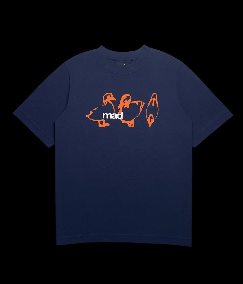 Camisa azul marinho da garimpo do madruga com estampa laranja de patos e a palavra 'mad'. Algodão, tamanho G.
