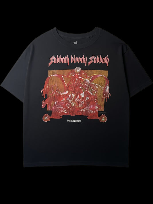 Camisa preta masculina tamanho G com estampa "Sabbath Bloody Sabbath" e "Black Sabbath" em tons de vermelho e dourado. Estilo rock.