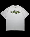 Camisa branca de algodão da garimpo do madruga com estampa "Survival" em verde com efeito de balas.