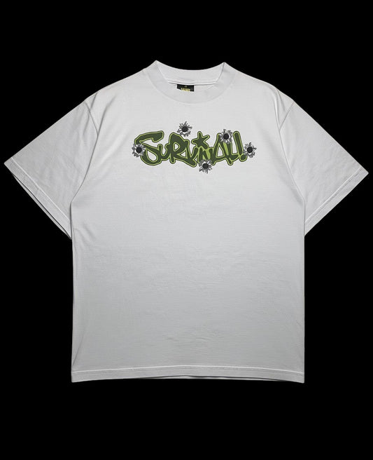 Camisa branca de algodão da garimpo do madruga com estampa "Survival" em verde com efeito de balas.