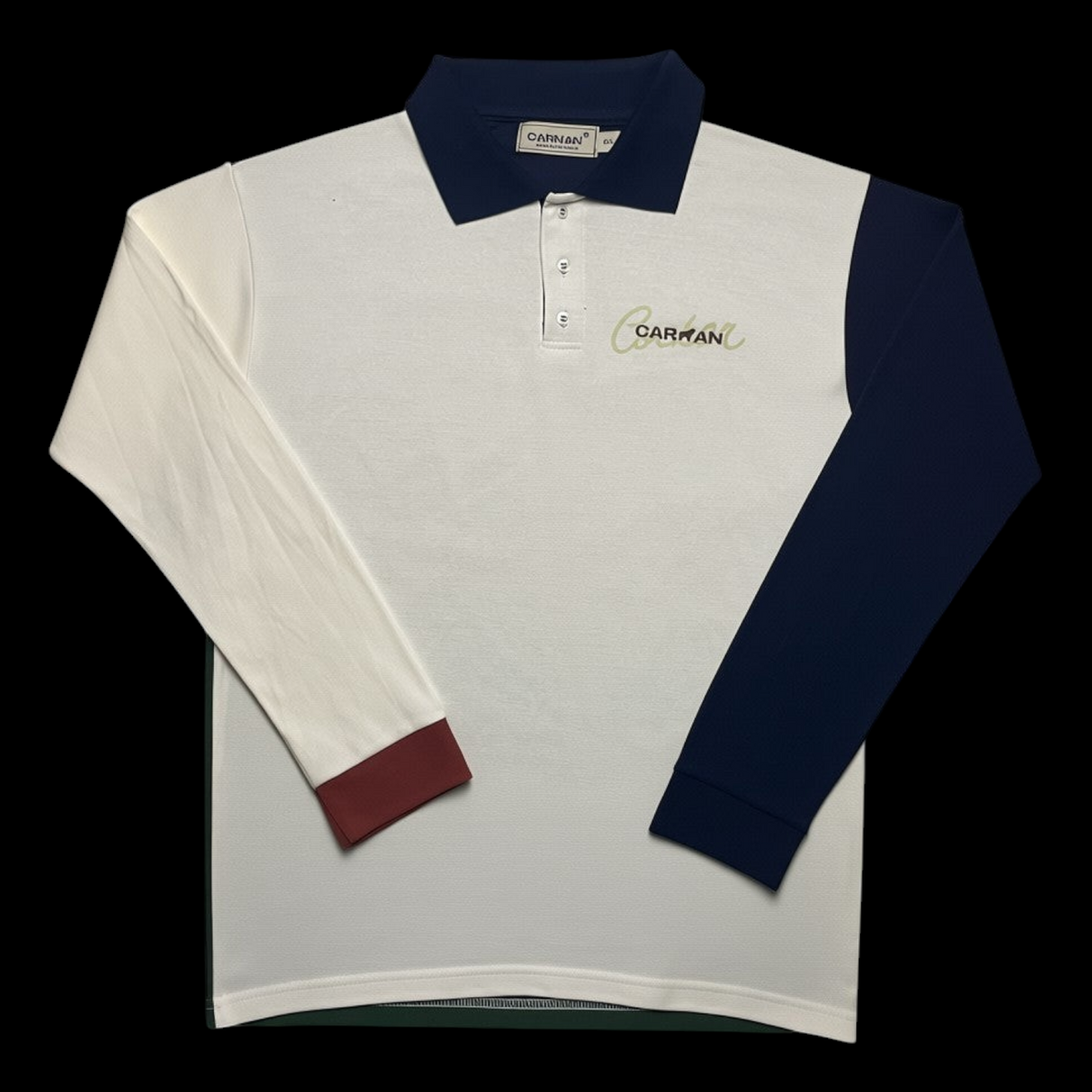 Camisa manga longa garimpo do madruga Carnan off-white com gola azul marinho, mangas assimétricas e logo bordado