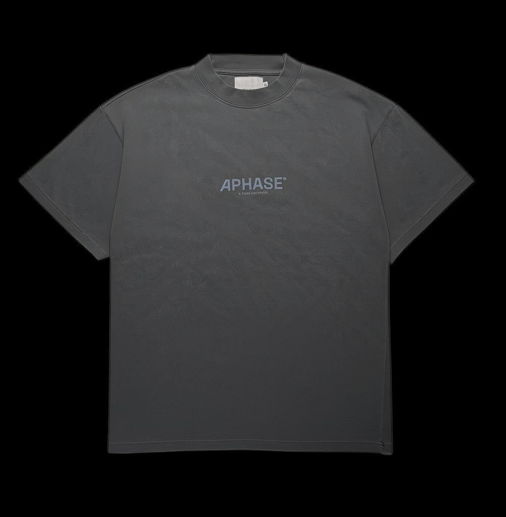Camisa Aphase cinza escura de algodão, tamanho G, com logo discreto no peito. Peça de vestuário casual da garimpo do madruga.