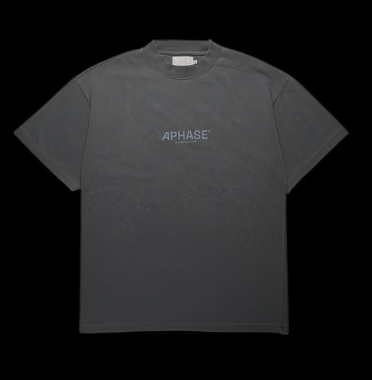 Camisa Aphase cinza escura de algodão, tamanho G, com logo discreto no peito. Peça de vestuário casual da garimpo do madruga.