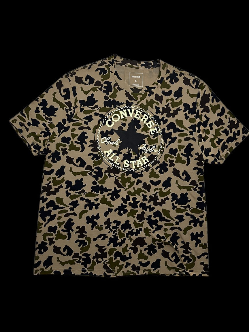 Camisa Converse All Star camuflada em tons de verde e bege, tamanho G.