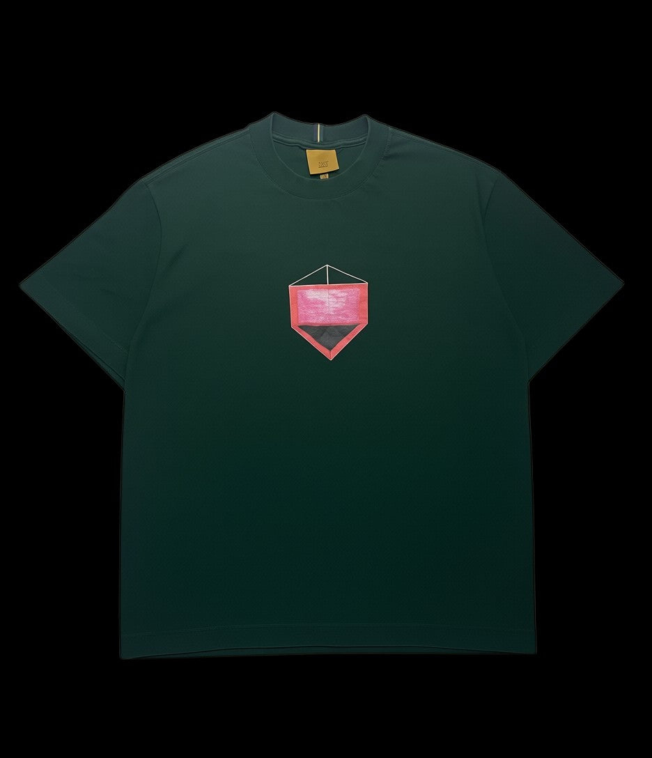 Camisa verde-escura da garimpo do madruga com estampa geométrica rosa e preta no peito. Gola redonda, manga curta.