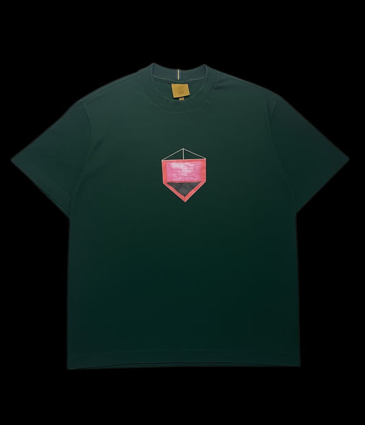 Camisa verde-escura da garimpo do madruga com estampa geométrica rosa e preta no peito. Gola redonda, manga curta.