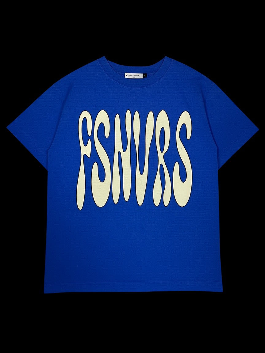 Camisa Feso azul com estampa frontal em letras onduladas bege, disponível no garimpo do madruga, tamanho M.