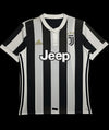 Camisa de futebol Adidas x Juventus 2017 masculina, preta e branca com listras verticais, gola polo e logo Jeep. Garimpo do Madruga.