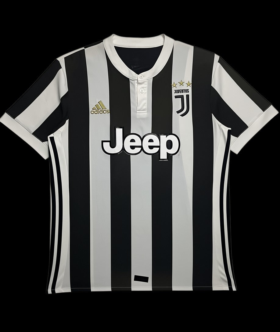 Camisa de futebol Adidas x Juventus 2017 masculina, preta e branca com listras verticais, gola polo e logo Jeep. Garimpo do Madruga.