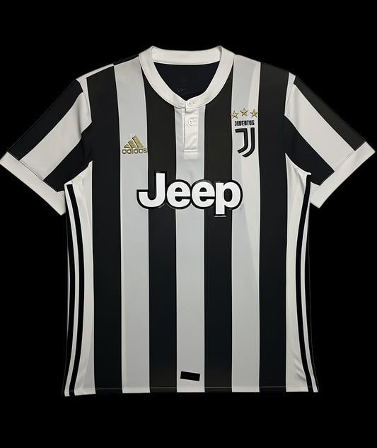 Camisa de futebol Adidas x Juventus 2017 masculina, preta e branca com listras verticais, gola polo e logo Jeep. Garimpo do Madruga.