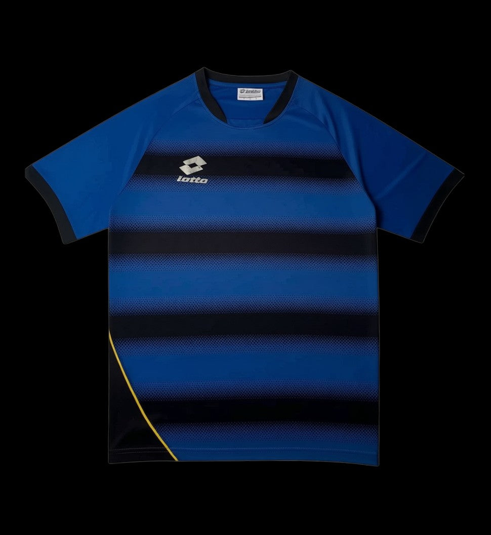 Camisa Lotto Dry Fit azul e preta com listras horizontais em degradê e detalhe amarelo na lateral. Tamanho G.