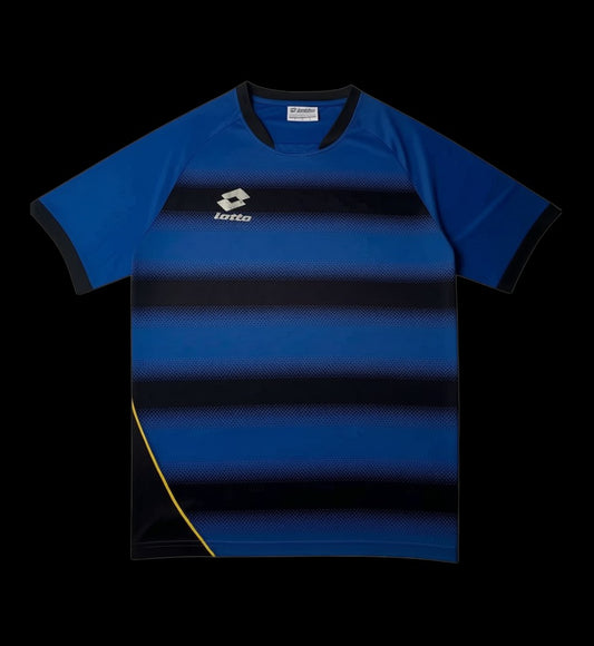 Camisa Lotto Dry Fit azul e preta com listras horizontais em degradê e detalhe amarelo na lateral. Tamanho G.