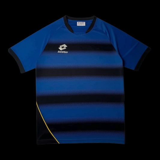 Camisa Lotto Dry Fit azul e preta com listras horizontais em degradê e detalhe amarelo na lateral. Tamanho G.