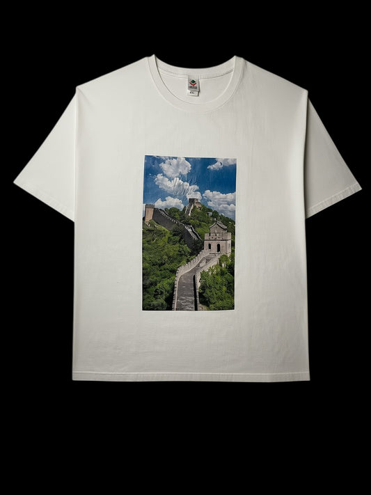Camisa branca de algodão da garimpo do madruga com estampa da Muralha da China. Tamanho G.