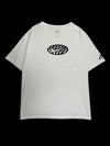 Camiseta Nike Air Max Tn branca com estampa oval listrada no peito e logo na manga, garimpo do madruga