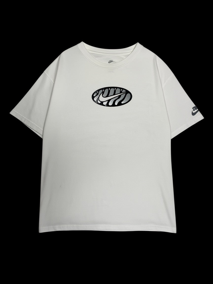 Camiseta Nike Air Max Tn branca com estampa oval listrada no peito e logo na manga, garimpo do madruga