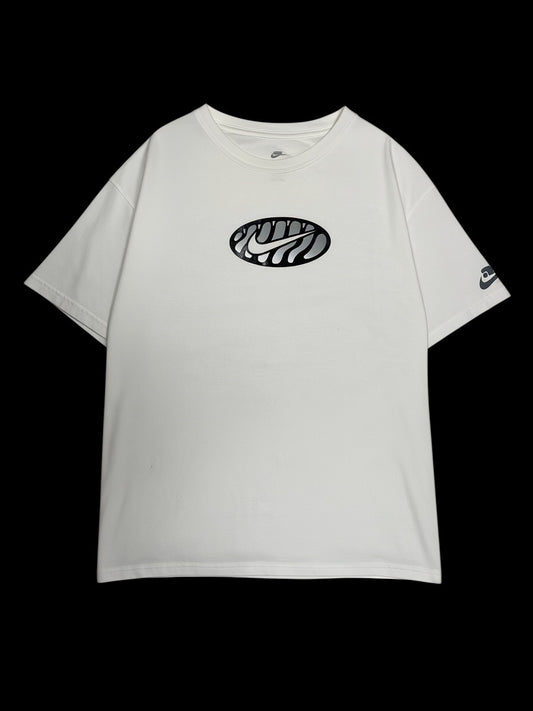 Camiseta Nike Air Max Tn branca com estampa oval listrada no peito e logo na manga, garimpo do madruga