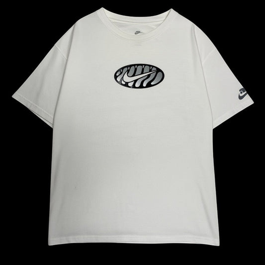 Camiseta Nike Air Max Tn branca com estampa oval listrada no peito e logo na manga, garimpo do madruga