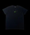 Camisa preta Nike tamanho GG com logo bordado em verde neon e detalhe circular. Algodão.
