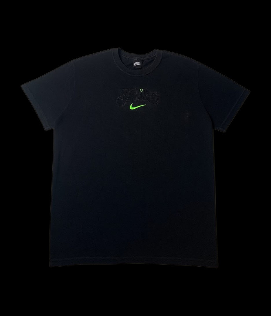 Camisa preta Nike tamanho GG com logo bordado em verde neon e detalhe circular. Algodão.