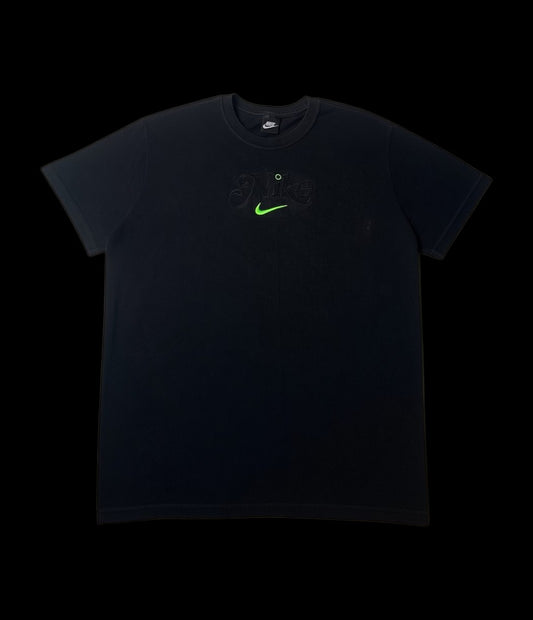 Camisa preta Nike tamanho GG com logo bordado em verde neon e detalhe circular. Algodão.