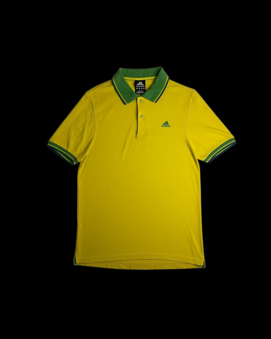Camisa polo amarela da Adidas com gola e punhos verdes. Logo da Adidas em verde no peito.