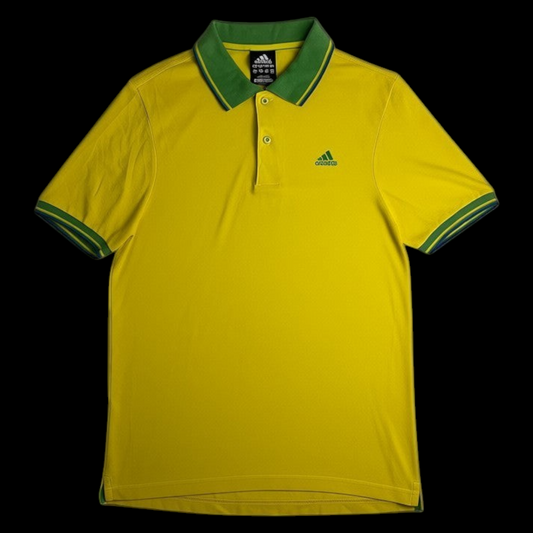 Camisa polo Adidas amarela com detalhes em verde da loja garimpo do madruga, tamanho M em excelente estado.